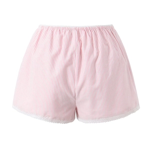 Detailansicht der pink-weiß gestreiften Shorts mit zartem weißem Spitzenbesatz am Saum