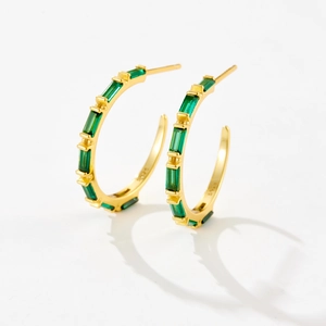 Elegant S925 sterling silver gold-plated C-shaped earrings with emerald green gemstones