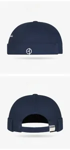 Vues avant et arrière du bonnet docker bleu marine avec broderie et boucle en métal