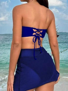 Vue détaillée du bikini bustier bleu profond avec un design de laçage sexy dans le dos