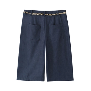Short large bleu foncé pour femme avec une ceinture élégante en chaîne en métal doré
