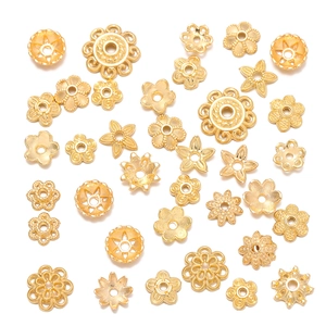 Assortimento di copriperle dorate a forma di fiore per gioielli fai-da-te e bracciali