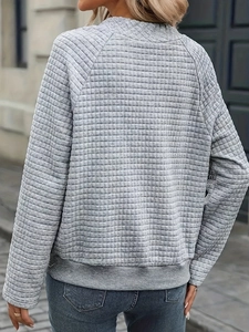 Felpa da donna grigia con texture trapuntata a quadri e coulisse per un look casual chic