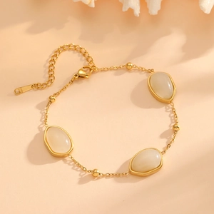 Dettaglio del bracciale placcato oro con tre pietre opali ovali e chiusura a moschettone