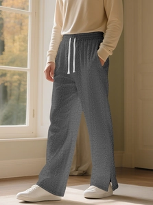 Detailansicht der dunkelgrauen Strickhose mit Zopfmuster und weißem Kordelzug am Bund