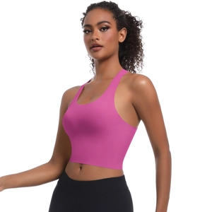 Détail du soutien-gorge de sport magenta sans couture avec dos nageur et tissu de yoga