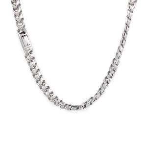 Collier chaîne cubaine en acier inoxydable argenté poli avec fermoir carré sur fond blanc