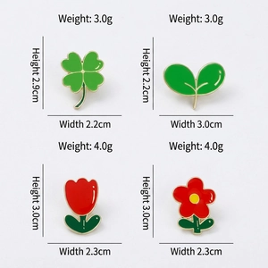 Lot de quatre pin's en émail avec trèfle, pousse, tulipe et motifs floraux
