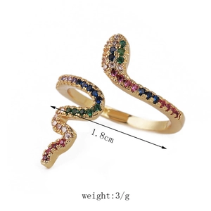 Détail d'une bague serpent dorée avec cristaux colorés et étiquette de 1,8cm