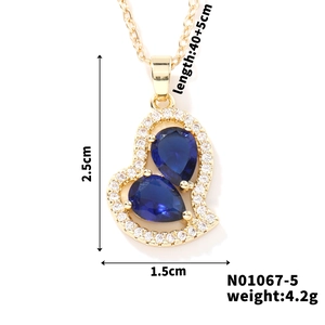 Dettaglio della collana a cuore dorata con gemma blu e misure della catena da 45 cm