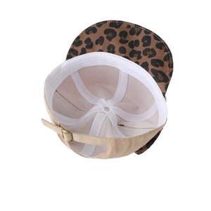 Berretto da baseball beige per neonati con visiera leopardata e fibbia regolabile