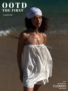 Détail d'un ensemble blanc avec haut bustier et short à volants style vacances