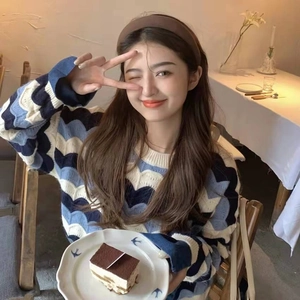 Brown sponge padded headband styled with a blue knit sweater in a cafe setting