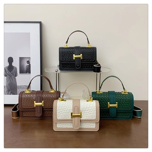Détails de sacs à main tressés en noir, marron, crème et vert avec boucles dorées en H