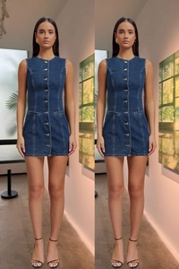 Dettaglio della chiusura con bottoni in metallo su un abito corto in denim blu scuro