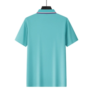 Vista trasera del polo para hombre azul claro con cuello a rayas y textura de punto