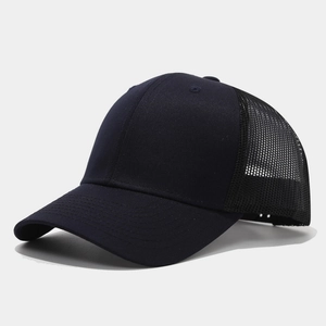 Detail van marineblauwe trucker hat met ademend zwart gaas en een gebogen klep