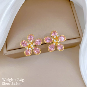 Détail de boucles d'oreilles fleur rose et bord doré, taille 2x2cm, poids 7,8g