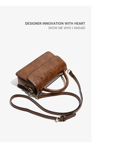 Dettaglio borsa a mano vintage in pelle cerata marrone con hardware dorato