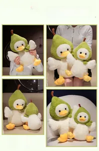 Vue détaillée de peluches canard en forme de poire en deux tailles avec vestes vertes