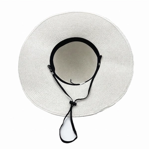 Cappello da sole bianco a tesa larga con sottogola regolabile e nastro per la spiaggia