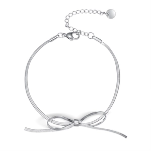 Dettaglio del bracciale a catena serpente con fiocco argento e chiusura a moschettone