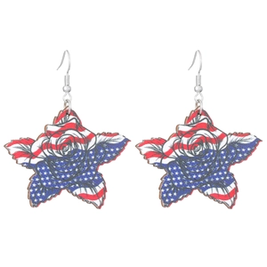 Gros plan détaillé de boucles d'oreilles en bois en étoile avec drapeau US et roses