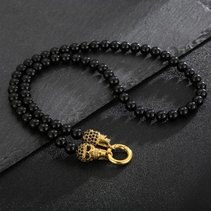 Pulsera punk para hombre de acero de titanio con cuentas negras y dijes de calaveras doradas