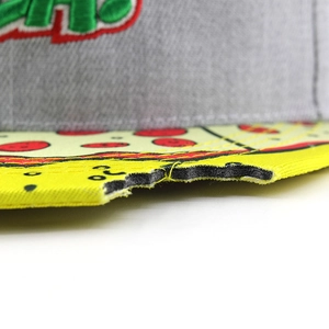 Makroaufnahme von Pizza-Stickerei und realistischem Biss-Detail auf grauer Flat-Brim-Kappe