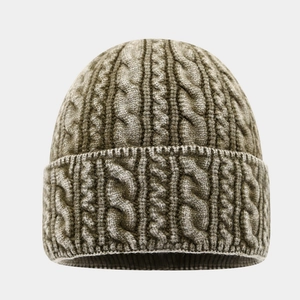 Détails du tricot torsadé sur ce bonnet d'hiver vert olive avec bord replié et maille douce