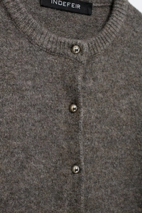 Detailansicht der dunkelbraunen Strickjacke mit silbernen Kugelknöpfen und Rundhalsausschnitt