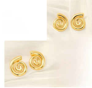 Vista macro di orecchini a spirale placcati oro 18K con finitura lucida su seta