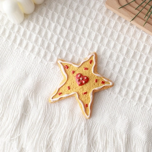 Decorazione natalizia in resina a forma di stella con cuore rosso e bordi stile glassa