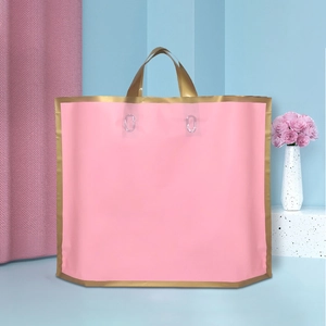 Rosa mattierte Einkaufstasche mit eleganten Goldgriffen für Boutique- und Geschenktüten