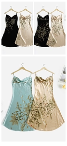 Détails de chemises de nuit en satin à imprimé floral avec col bénitier élégant