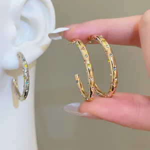 Boucles d'oreilles créoles dorées en C avec strass multicolores et tiges en argent