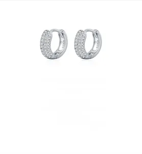 Gros plan de boucles d'oreilles créoles en argent S925 avec zircons scintillants sertis