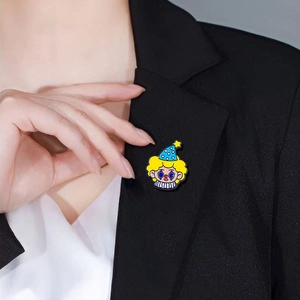 Niedliche Cartoon-Clown-Emaille-Anstecknadel auf schwarzem Blazer mit gelben Haaren