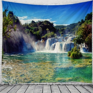 Détail d'une tenture murale en polyester avec motif de forêt verdoyante et de cascade