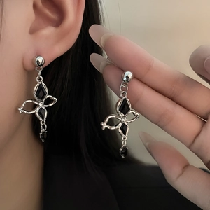 Boucles d'oreilles Cyberpunk Gothique en métal argenté avec papillon et pierres noires