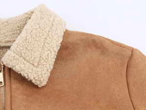 Détail du col en peau de mouton crème et du tissu en daim camel sur la veste