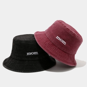Dettaglio di cappelli alla pescatora in cotone ricamati mom neri e rosso scuro con occhielli