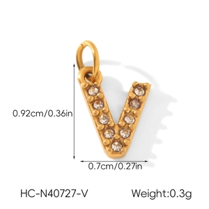 Détail du pendentif lettre V dorée en cristal avec dimensions 0,92cm et poids 0,3g