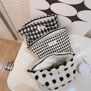 Lot de 3 trousses à maquillage en tweed noir et blanc avec motifs géométriques variés