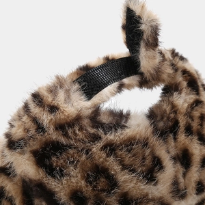 Detail der Leopardenmuster-Webpelzkappe mit verstellbarem schwarzen Klettverschlussband
