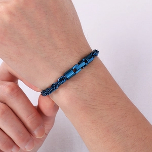 Dettaglio del bracciale a catena blu con chiusura girevole indossato al polso