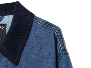 Dettaglio giacca di jeans con colletto in velluto blu scuro e etichetta RD