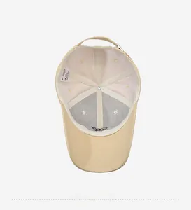 Vue intérieure de la casquette de baseball en coton beige avec bandes et boucle réglable