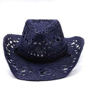 Dettaglio del cappello da cowboy in paglia blu navy con motivo a uncinetto traforato