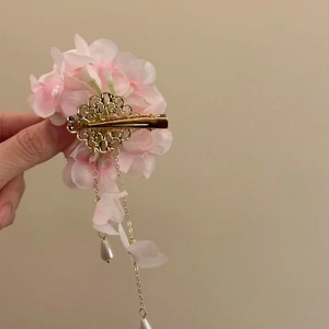 Pince à cheveux fleur en tissu élégante avec glands en perles et pince dorée pour femme
